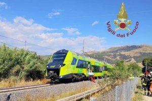 Scontro treno-furgone a Imera, turista inglese di 63 anni gravemente ferita: trasportata in elisoccorso