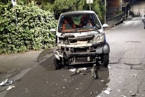 Ragalna, violento scontro tra due auto: due persone ferite in ospedale