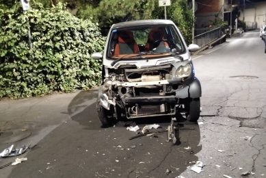Ragalna, violento scontro tra due auto: due persone ferite in ospedale