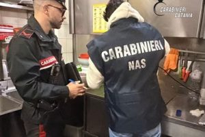 Randazzo, due ristoranti nei guai: uova scadute e 32 kg di cibo senza tracciabilità. Multe per 3.500 euro