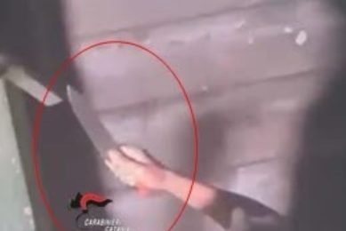 Lite tra condomini a Motta Sant'Anastasia, 38enne afferra un coltellaccio e ferisce una vicina: arrestata per tentato omicidio