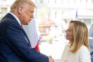 Trump-Meloni, tra post-verità e narcisismo: il ruolo della stampa nell'era dell'insulto