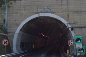 Taormina, incidente mortale in A18: auto contro bus in galleria. Vittima di 30 anni, ferita la figlia