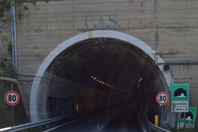 Taormina, incidente mortale in A18: auto contro bus in galleria. Vittima di 30 anni, ferita la figlia