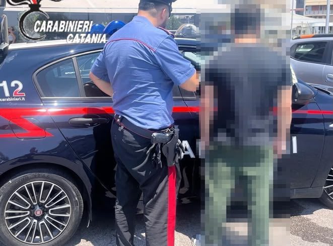 Catania, in piazza Europa parcheggiatore abusivo blocca e minaccia automobilista: 30enne straniero fermato