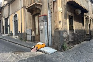 Paternó, degrado in centro: materasso abbandonato in via Roma