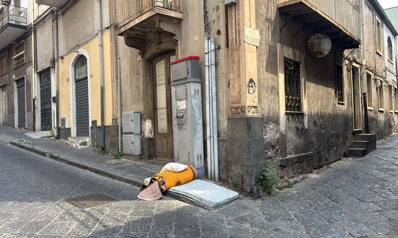 Paternó, degrado in centro: materasso abbandonato in via Roma