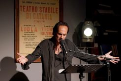 Catania, “Il processo alle intenzioni” al Teatro Zō: Nicola Costa interroga il rapporto tra arte, politica e social