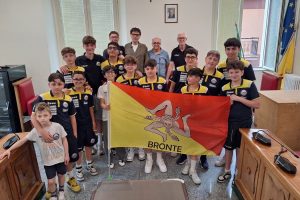 Pallavolo, l'Aquila Bronte vola alle Final Eight nazionali: il sindaco Gullotta accoglie i campioni regionali Under 14