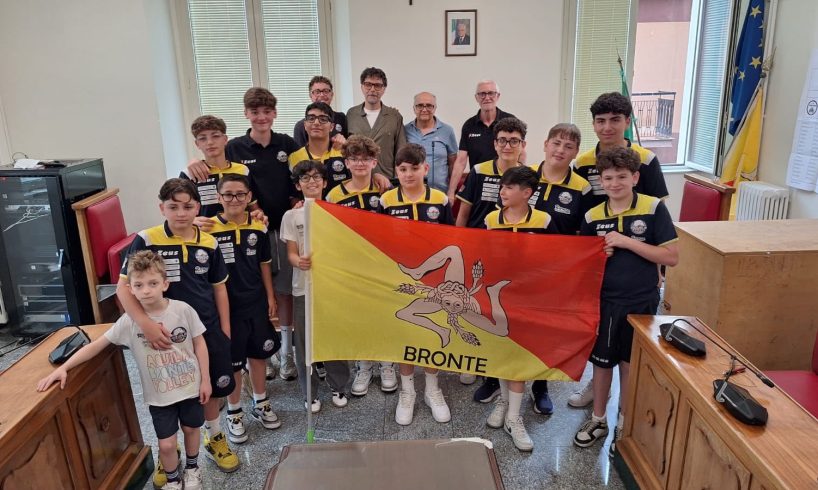 Pallavolo, l'Aquila Bronte vola alle Final Eight nazionali: il sindaco Gullotta accoglie i campioni regionali Under 14