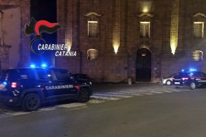 Caltagirone, 19enne si barrica in camera e minaccia la famiglia: arrestato per resistenza a pubblico ufficiale