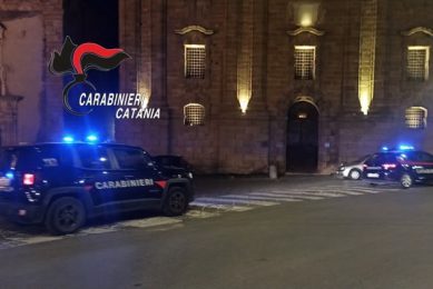 Caltagirone, 19enne si barrica in camera e minaccia la famiglia: arrestato per resistenza a pubblico ufficiale