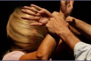 Catania, fermato 30enne per tentato omicidio della compagna: suo padre aveva accoltellato l'ex moglie nel rione Picanello (VIDEO)