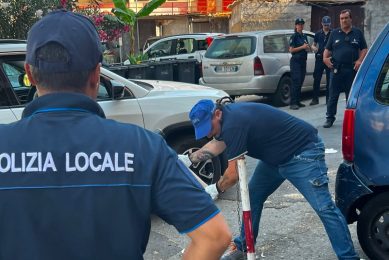Catania, sosta selvaggia e appropriazione indebita di spazi pubblici: a Librino smantellati i parcheggi ‘privati’