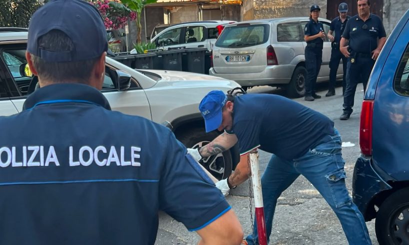 Catania, sosta selvaggia e appropriazione indebita di spazi pubblici: a Librino smantellati i parcheggi ‘privati’