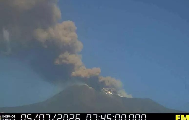 Etna, nuova fase eruttiva: chiusi gli arrivi all'aeroporto di Catania fino alle 19