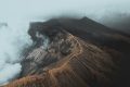 Etna, l'emergenza è diventata normalità: voli bloccati, passeggeri in affanno e Regione in rincorsa tra pullman e treni speciali