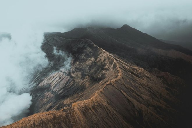 Etna, l'emergenza è diventata normalità: voli bloccati, passeggeri in affanno e Regione in rincorsa tra pullman e treni speciali