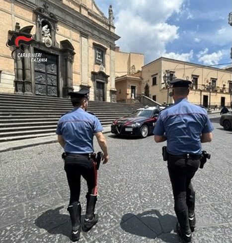 Biancavilla, legalità e spaccio tra i giovani: 5 denunce, tirapugni sequestrato e 14mila euro di multe