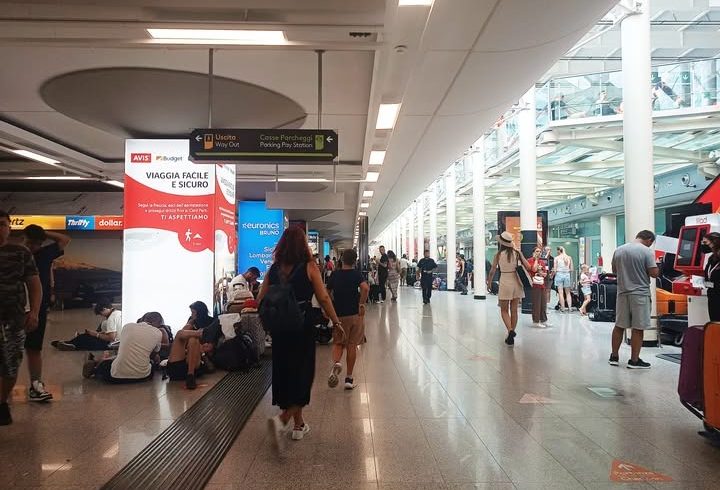 Catania, stop ai voli fino alle 14: Fontanarossa off-limits per l’eruzione. Attivo Comiso