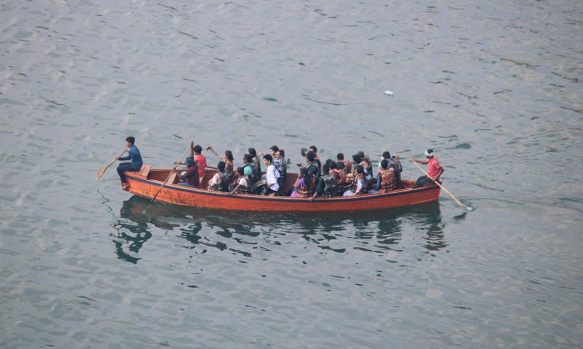 I pescatori di Acireale salvano 16 minori migranti in mare. Il vescovo: “Esempio di carità cristiana”