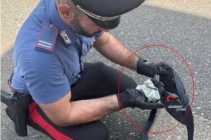 Bronte, spacciava davanti al centro giovani: 17enne arrestato