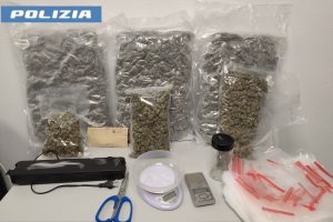 Nascondeva 2,8 kg di marijuana in due vecchie lavatrici: 34enne arrestato a Misterbianco