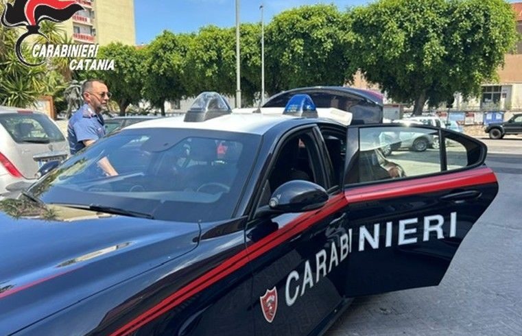 Paternò, 27enne arrestato con una roncola: pretendeva di vedere i nipoti con insistenza e minacce