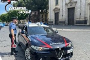 Paternò, giovane donna fuori controllo: minacce e false generalità ai Carabinieri. Denunciata.