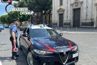 Paternò, giovane donna fuori controllo: minacce e false generalità ai Carabinieri. Denunciata.