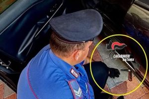 Aci Bonaccorsi, 38enne albanese accoltella connazionale: due carabinieri fuori servizio lo bloccano (VIDEO)