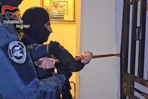 Banda kalashnikov, boss mafioso in carcere ordinò attentati a Sicily by Car: 22 fermi