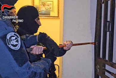 Banda kalashnikov, boss mafioso in carcere ordinò attentati a Sicily by Car: 22 fermi