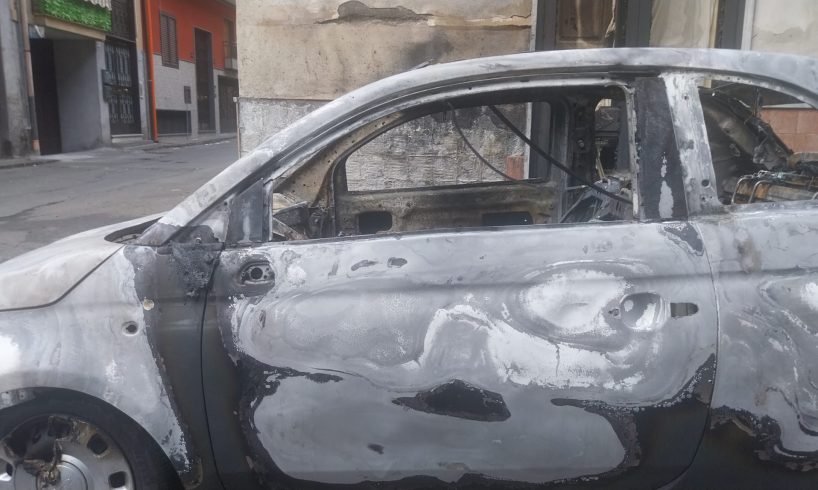 Paternò, auto in fiamme all'alba in via Brescia: non si esclude il dolo