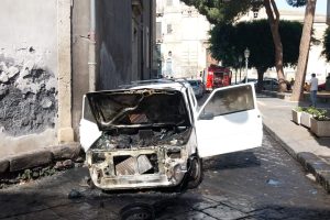 Paternò, auto prende fuoco in via Santa Barbara: si salva donna alla guida