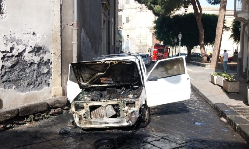Paternò, auto prende fuoco in via Santa Barbara: si salva donna alla guida