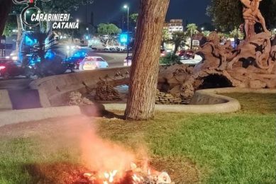 Catania, incendio notturno al giardino della Fontana di Proserpina: 38enne arrestato