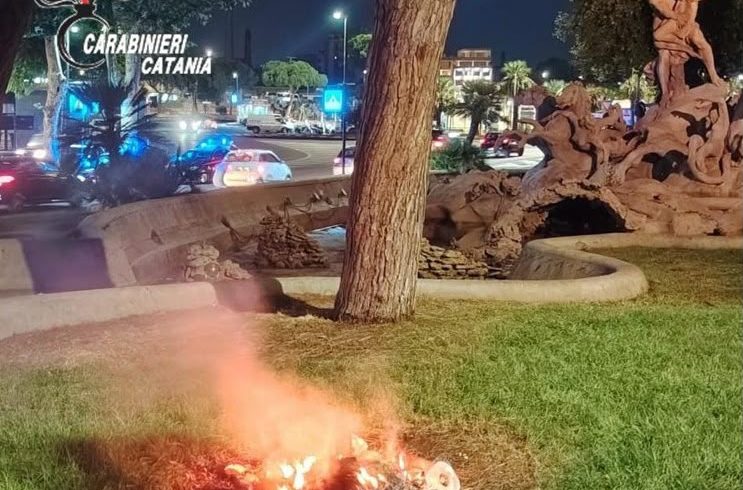 Catania, incendio notturno al giardino della Fontana di Proserpina: 38enne arrestato