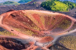 Etna, turista francese di 65 anni muore durante un'escursione sui crateri Silvestri