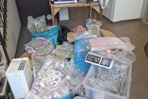 Catania, maxi-coltivazione di droga in villa: 100 kg tra hashish e marijuana, tre arresti (VIDEO)