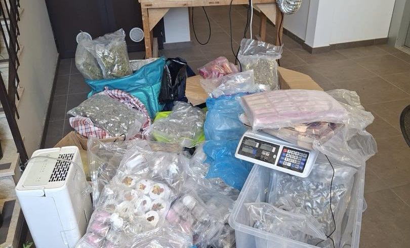 Catania, maxi-coltivazione di droga in villa: 100 kg tra hashish e marijuana, tre arresti (VIDEO)