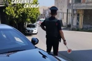 Fuga spericolata a Bronte: motociclista 24enne arrestato per guida pericolosa