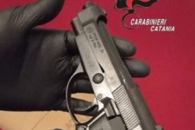 Biancavilla, pistola modificata in casa: il fiuto di un pastore tedesco fa scattare l'arresto