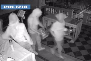 Catania, coppia di ladri sorpresa nella chiesa di San Cristoforo: arrestati mentre portavano via crocifissi e rosari
