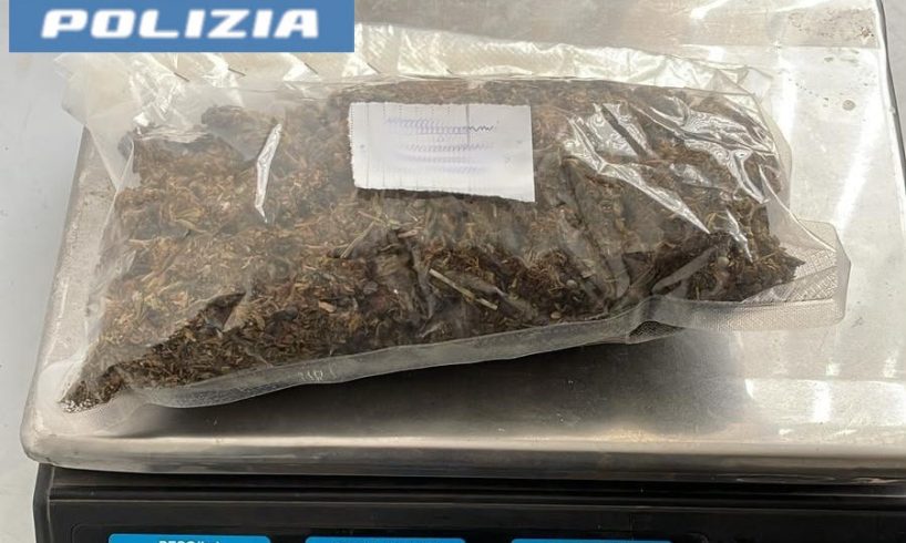Catania, inseguito dalla Mobile lancia la busta con 123 g di marijuana: 20enne arrestato