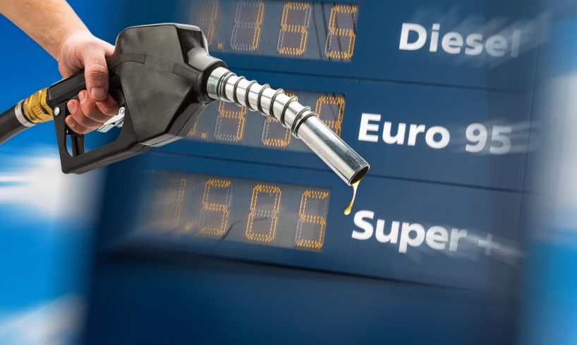 Carburanti, nuovo record: benzina e gasolio oltre i 2 euro. Consumatori contro il governo