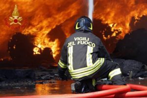 Catania, incendio nella Zona Industriale: due vigili del fuoco intossicati