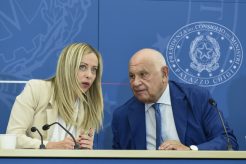 Meloni: "Chi sbaglia paga anche se ha 15 anni". Via libera al ddl che inverte l'onere della prova per i minorenni