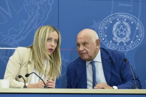 Meloni: "Chi sbaglia paga anche se ha 15 anni". Via libera al ddl che inverte l'onere della prova per i minorenni