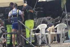Acireale, materassino alla deriva per tre ore: turista 60enne salvata tra gli scogli (VIDEO)